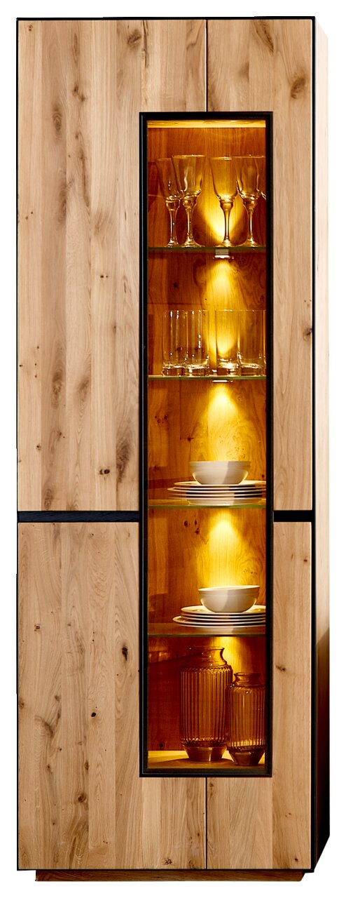 Vitrine mit Beleuchtung aus Holz, frontal fotografiert, mit Glastüren und beleuchteten Regalen, die Gläser und Geschirr präsentieren.