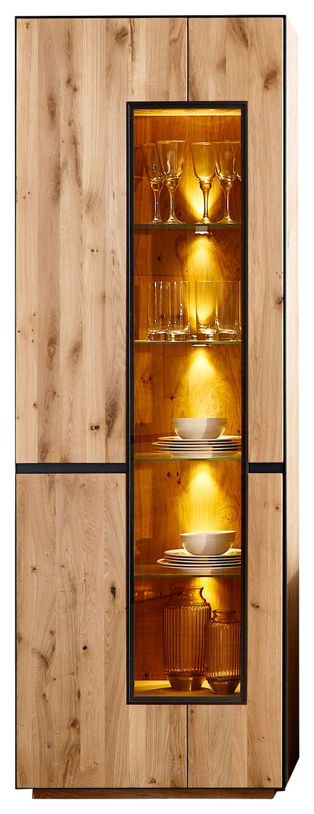 Vitrine mit Beleuchtung aus Holz, frontal fotografiert, mit Glastüren und beleuchteten Regalen, die Gläser und Geschirr präsentieren.