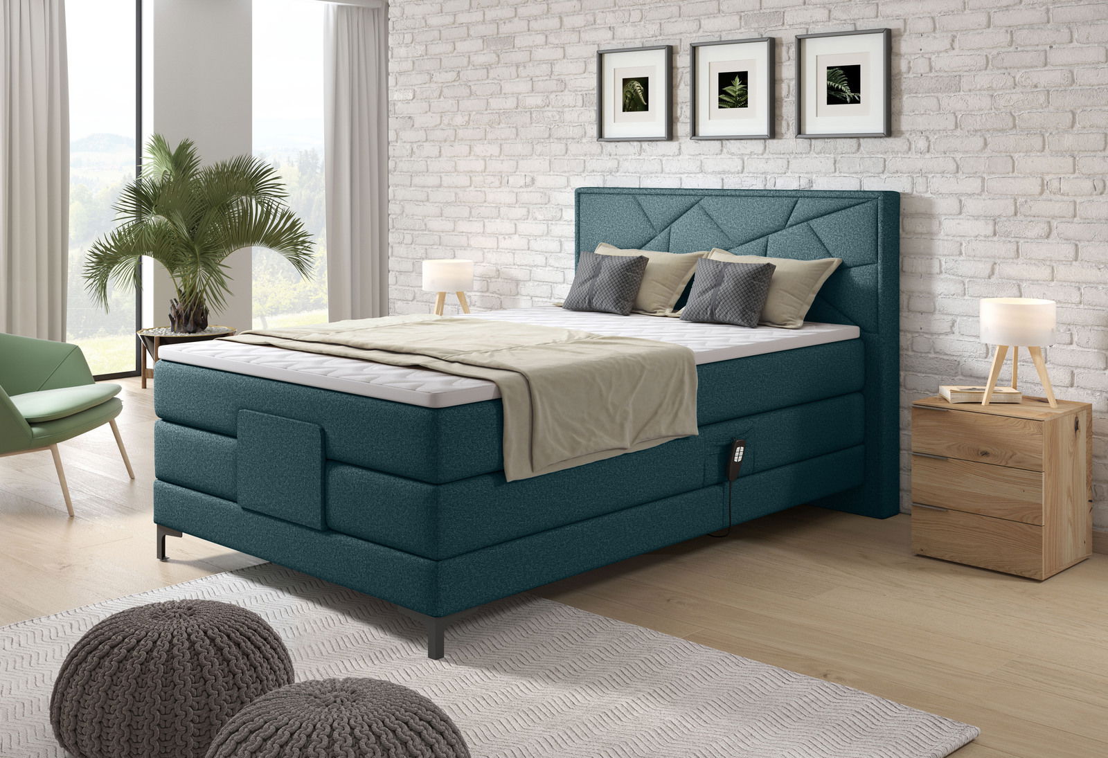 Boxspringbett in modernem Schlafzimmer, seitliche Perspektive, mit grüner Polsterung, Kissen und Decke, umgeben von Pflanzen und Holzmöbeln.