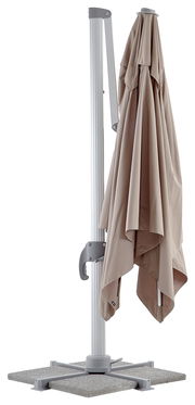 Geschlossener Ampelschirm in seitlicher Perspektive mit stabilem Standfuß und beigem Stoff.