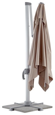 Geschlossener Ampelschirm in seitlicher Perspektive mit stabilem Standfuß und beigem Stoff.