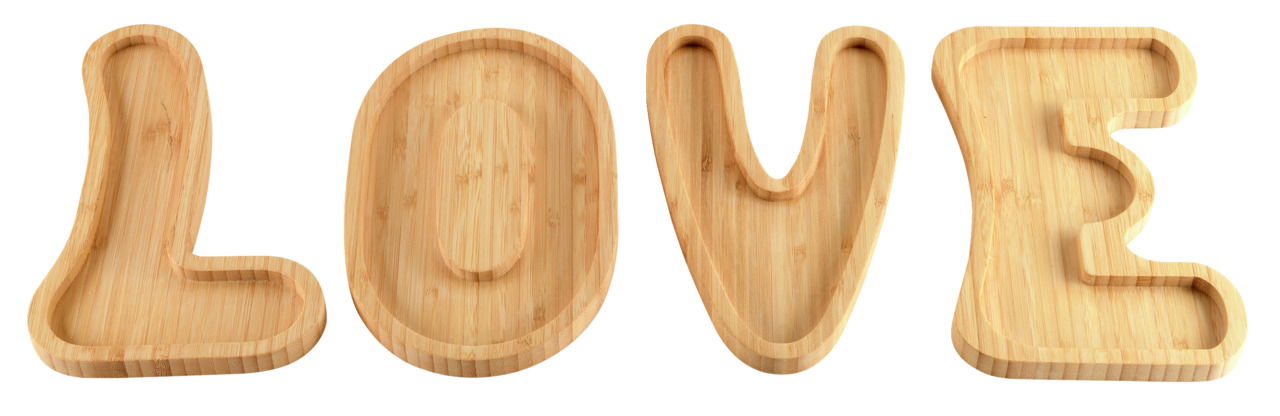 Servierbretter aus Bambus in Form der Buchstaben L, O, V, E aus der Vogelperspektive.