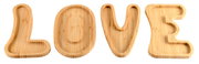 Servierbretter aus Bambus in Form der Buchstaben L, O, V, E aus der Vogelperspektive.
