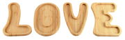 Servierbretter aus Bambus in Form der Buchstaben L, O, V, E aus der Vogelperspektive.
