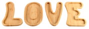 Bamboe serveerplankjes in de vorm van de letters L, O, V en E, gezien vanuit vogelperspectief.