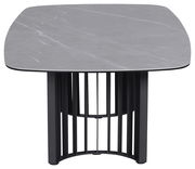 Moderner Couchtisch mit grauer Tischplatte und schwarzem Gittergestell, Frontalansicht.