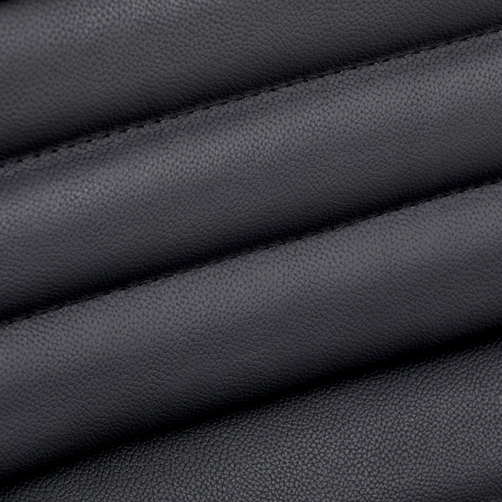 Nahaufnahme der schwarzen Lederpolsterung eines Chefsessels, diagonale Perspektive