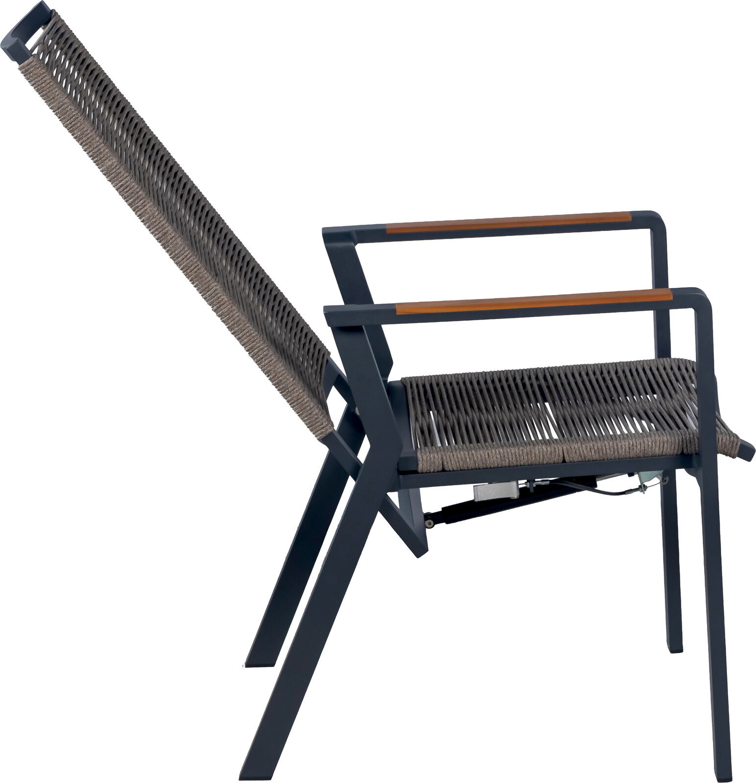 Verstellbarer Outdoor-Armlehnstuhl mit dunkelgrauem Metallgestell, grauer Seilbespannung an Sitz und Rückenlehne sowie Holzauflagen auf den Armlehnen, seitliche Ansicht im leicht schrägen Winkel
