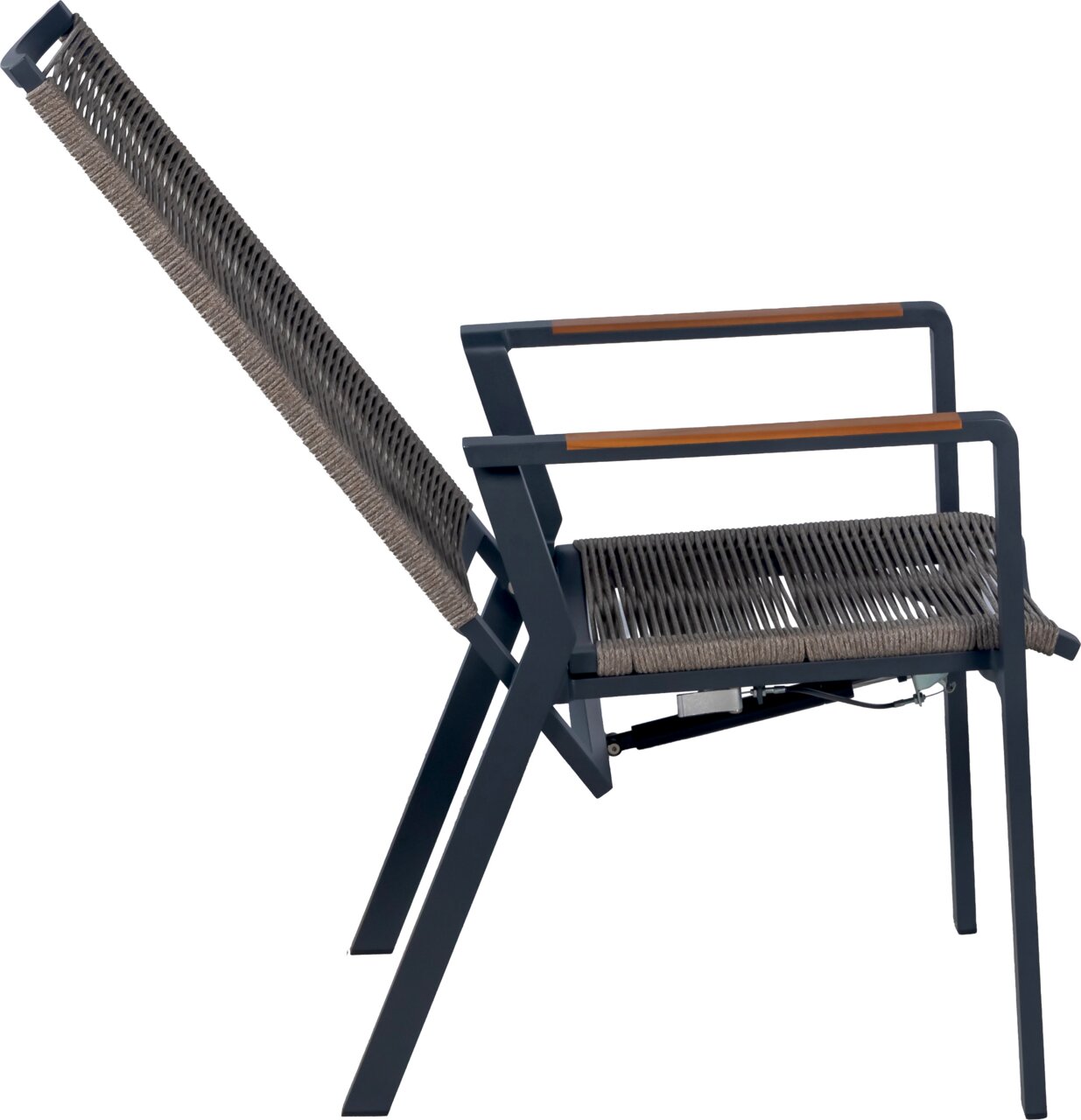 Verstellbarer Outdoor-Armlehnstuhl mit dunkelgrauem Metallgestell, grauer Seilbespannung an Sitz und Rückenlehne sowie Holzauflagen auf den Armlehnen, seitliche Ansicht im leicht schrägen Winkel