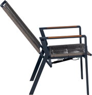 Verstellbarer Outdoor-Armlehnstuhl mit dunkelgrauem Metallgestell, grauer Seilbespannung an Sitz und Rückenlehne sowie Holzauflagen auf den Armlehnen, seitliche Ansicht im leicht schrägen Winkel