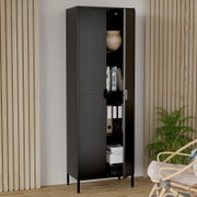 Schwarzer, hoher Metallschrank mit teilweise geöffneter Tür und sichtbaren Regalböden mit Büchern, Ordnern und Deko-Vase, in Frontansicht mit leicht seitlicher Perspektive