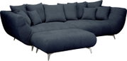 Donkerblauwe stoffen hoekbank met chaise longue links, veel losse rugkussens en slanke metalen poten, schuin van voren gefotografeerd op witte achtergrond.