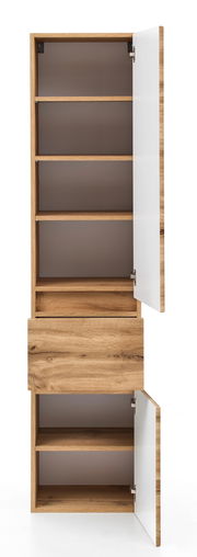 Hochschrank aus Holz mit offenen Türen, zeigt mehrere Regalböden, Frontansicht.