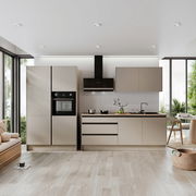 Moderne Küche mit Küchenblock Premium 335 in neutralen Farben, ausgestattet mit Einbaugeräten und Blick auf eine helle, offene Umgebung.