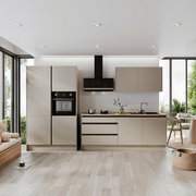 Moderne Küche mit Küchenblock Premium 335 in neutralen Farben, ausgestattet mit Einbaugeräten und Blick auf eine helle, offene Umgebung.