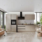 Moderne Küche mit Küchenblock Premium 335 in neutralen Farben, ausgestattet mit Einbaugeräten und Blick auf eine helle, offene Umgebung.