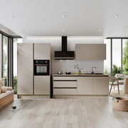 Moderne Küche mit Küchenblock Premium 335 in neutralen Farben, ausgestattet mit Einbaugeräten und Blick auf eine helle, offene Umgebung.