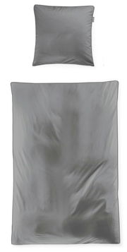 Graue Bettwäsche mit feinen Streifen, bestehend aus einem Kissenbezug und einem Bettdeckenbezug, aus der Vogelperspektive fotografiert.