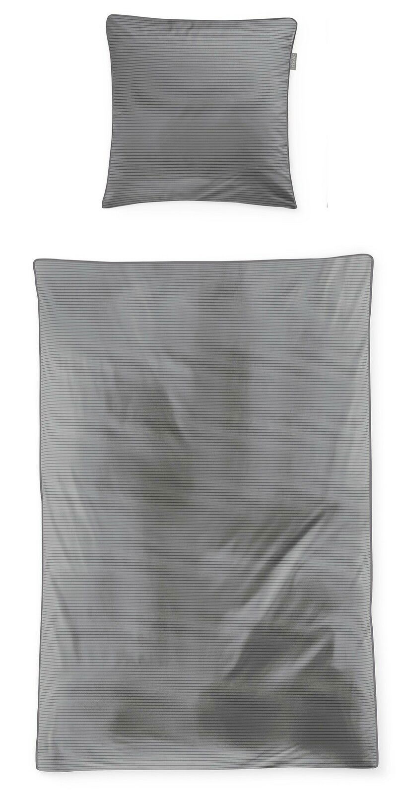 Graue Bettwäsche mit feinen Streifen, bestehend aus einem Kissenbezug und einem Bettdeckenbezug, aus der Vogelperspektive fotografiert.