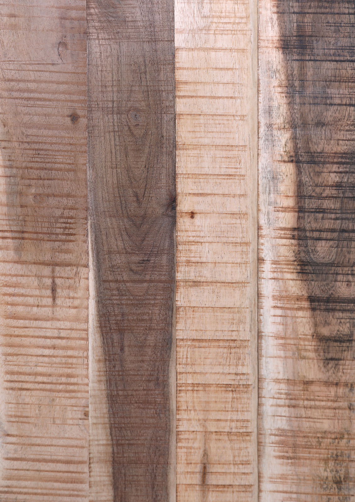 Nahaufnahme von Holzmaserung in verschiedenen Brauntönen, vertikale Ausrichtung