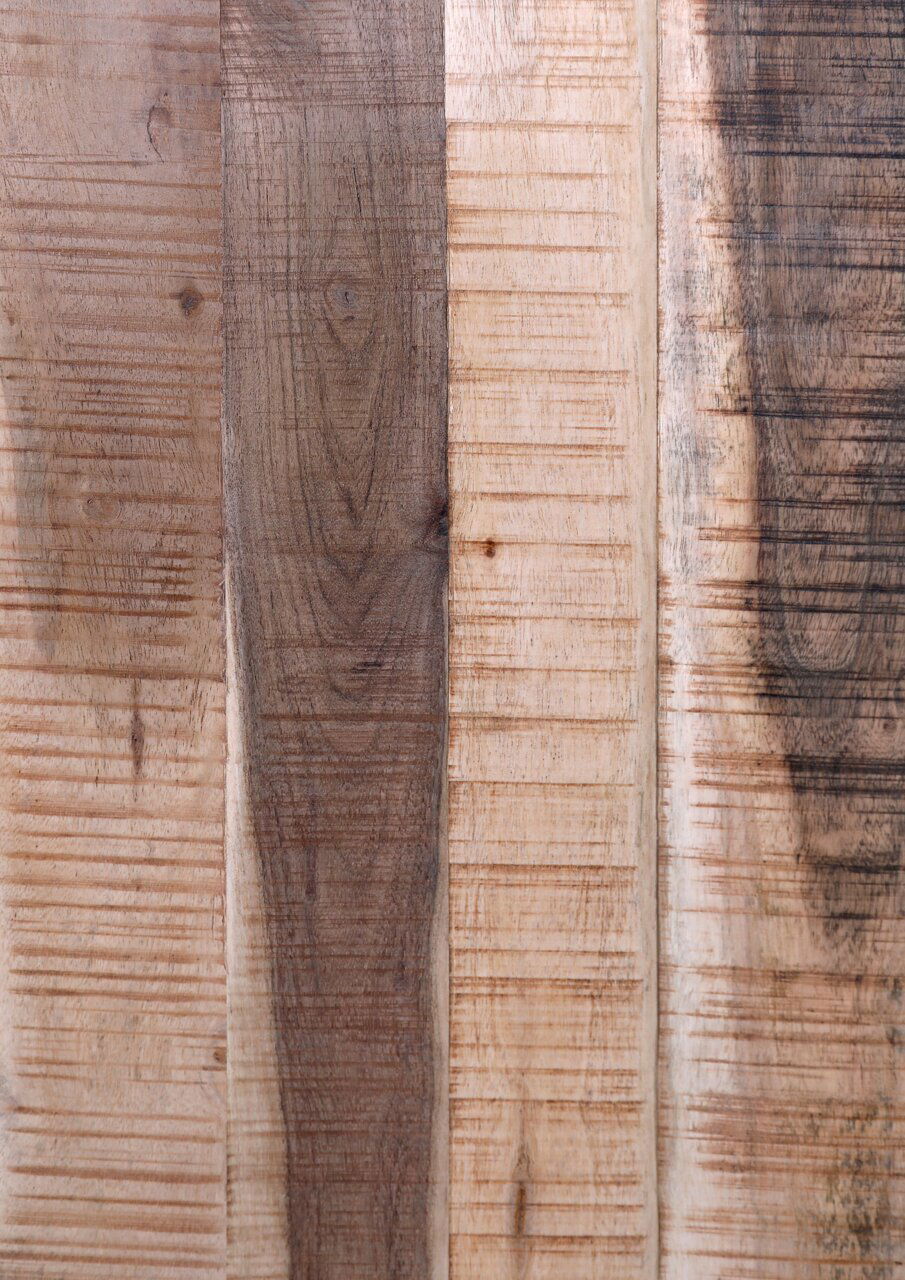 Nahaufnahme von Holzmaserung in verschiedenen Brauntönen, vertikale Ausrichtung