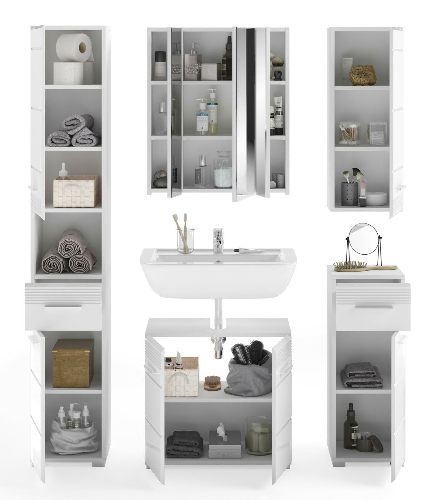 Moderne Badkombination mit mehreren weißen Schränken, Spiegel und Waschbecken, frontal betrachtet.