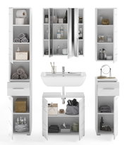 Moderne Badkombination mit mehreren weißen Schränken, Spiegel und Waschbecken, frontal betrachtet.