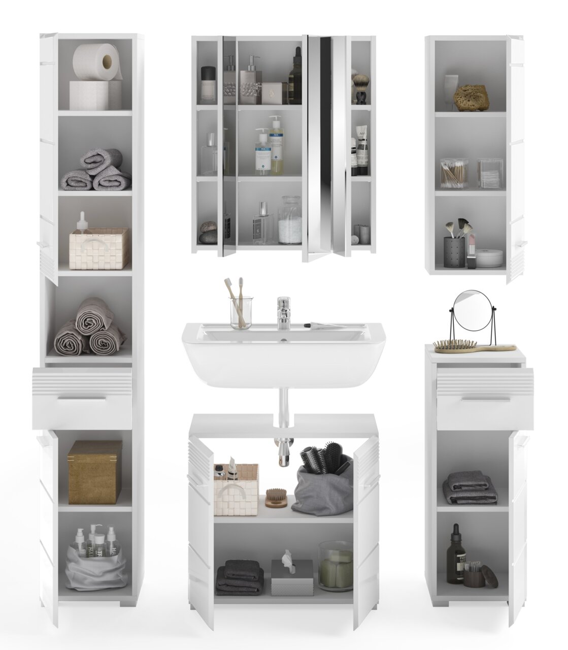 Moderne Badkombination mit mehreren weißen Schränken, Spiegel und Waschbecken, frontal betrachtet.