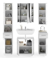 Moderne Badkombination mit mehreren weißen Schränken, Spiegel und Waschbecken, frontal betrachtet.