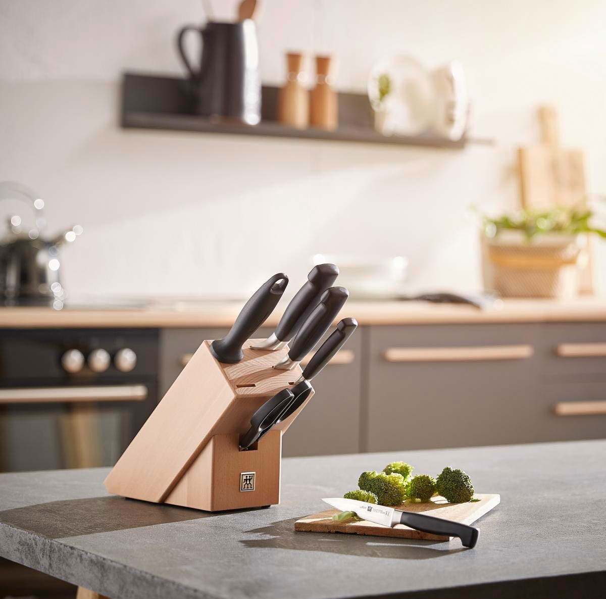 ZWILLING Messerblock 7tlg. Vier Sterne Messerblock mit sieben Messern in einer modernen Küche, seitliche Perspektive