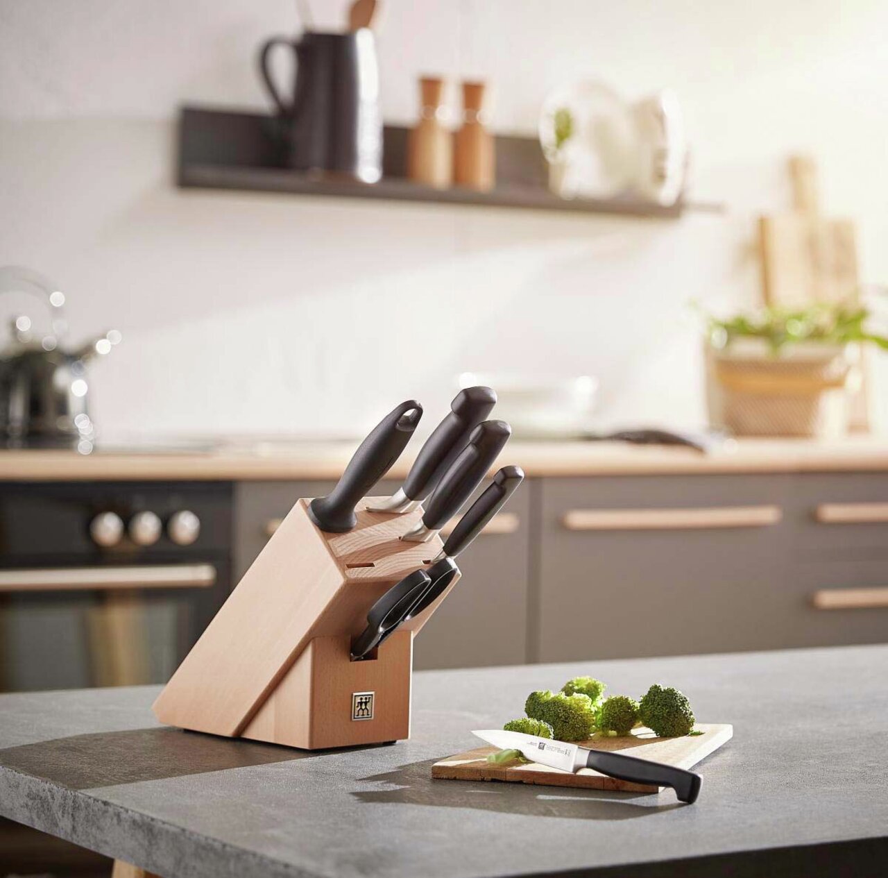 ZWILLING Messerblock 7tlg. Vier Sterne Messerblock mit sieben Messern in einer modernen Küche, seitliche Perspektive