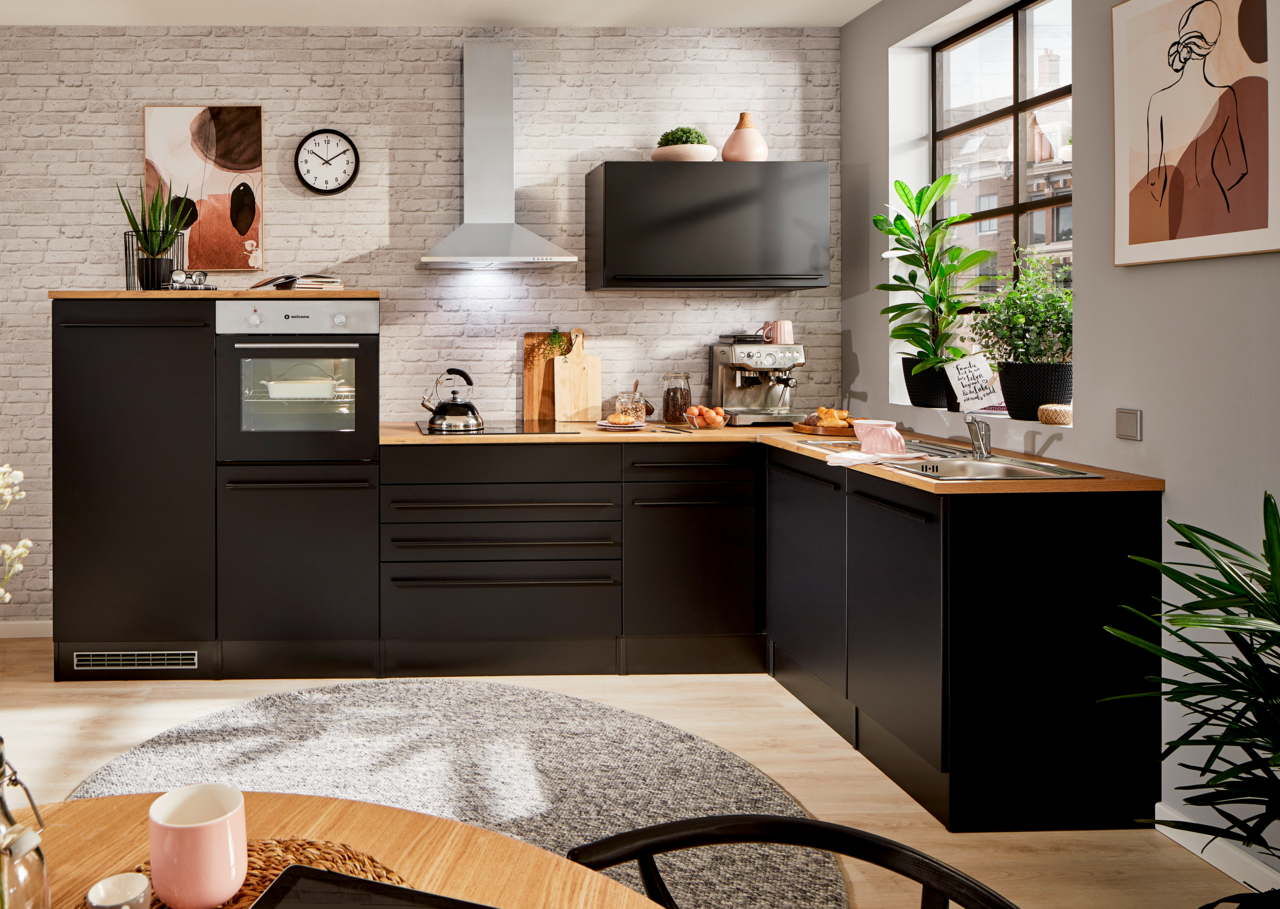 Yourkitchen Eckunterschrank JAZZ Moderne Küche mit Eckunterschrank in schwarzem Design, Blick von vorne auf die Arbeitsfläche mit Ofen, Spüle und Dekorationen.