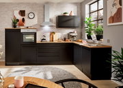 Moderne Küche mit Eckunterschrank in schwarzem Design, Blick von vorne auf die Arbeitsfläche mit Ofen, Spüle und Dekorationen.