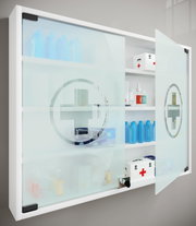 Weißer Medizinschrank mit mattierten Glastüren und Kreuz-Symbol, rechte Tür geöffnet, Blick schräg von vorn rechts auf die gefüllten Regalböden.