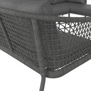 Detailansicht einer Loungegarnitur mit grauem Geflecht und Polsterung, seitliche Perspektive.