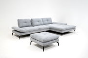 Modernes hellgraues Stoff-Ecksofa mit Recamiere rechts, schwarzen Metallfüßen und passendem Hocker, in schräger Vorderansicht auf weißem Hintergrund