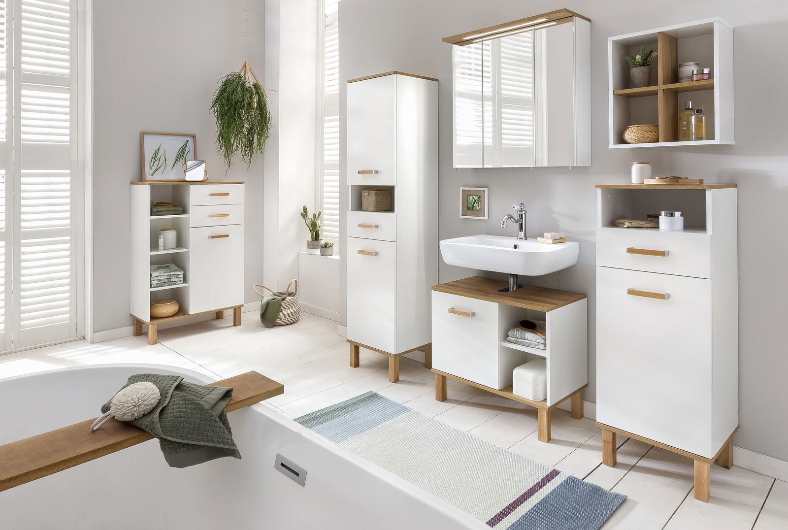Moderner Spiegelschrank in einem stilvollen Badezimmer, frontal betrachtet, mit weißen und holzfarbenen Elementen.