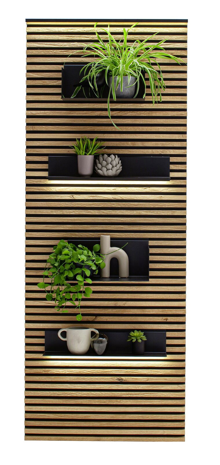 Lamellen-Paneel mit integrierten Regalen, dekoriert mit Pflanzen und Accessoires, aus frontaler Perspektive.