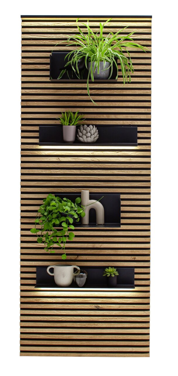 Lamellen-Paneel mit integrierten Regalen, dekoriert mit Pflanzen und Accessoires, aus frontaler Perspektive.