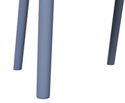 Nahaufnahme der Beine eines blauen Stapelsessels aus seitlicher Perspektive.