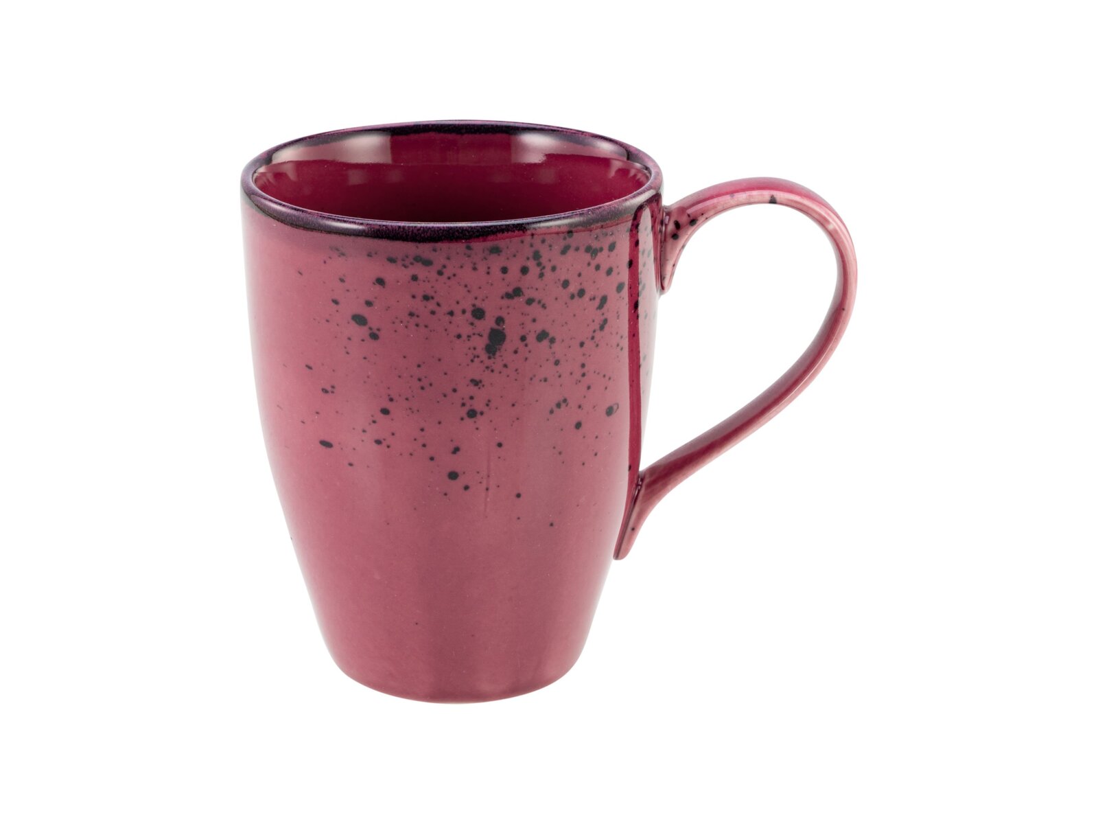 Bordeauxrote Keramik-Kaffeetasse mit schwarzer Sprenkelglasur und großem Henkel, freigestellt auf weißem Hintergrund, schräg von vorne in leichter Draufsicht