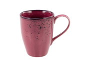 Bordeauxrote Keramik-Kaffeetasse mit schwarzer Sprenkelglasur und großem Henkel, freigestellt auf weißem Hintergrund, schräg von vorne in leichter Draufsicht