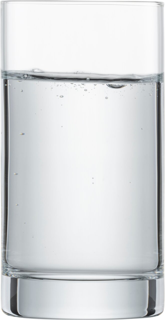 Ein transparentes, zylindrisches Trinkglas, halb gefüllt mit Wasser, aus der Frontalperspektive.