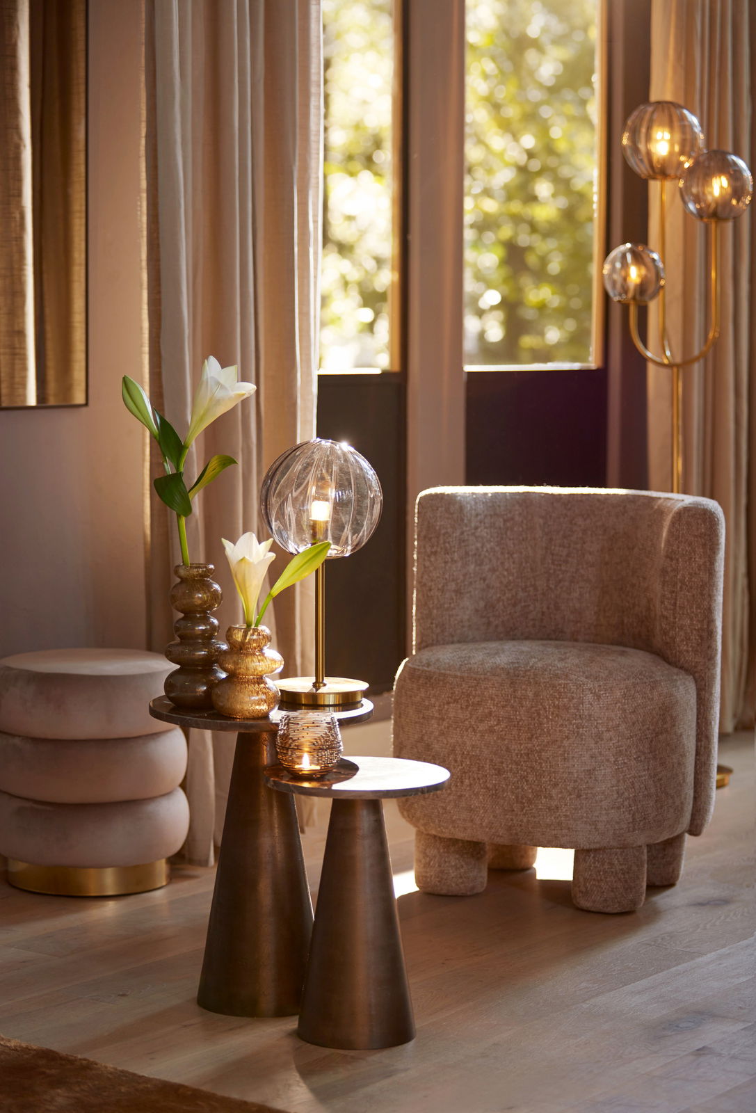 Gemütlicher Sessel in einem stilvollen Wohnzimmer, seitliche Perspektive, umgeben von eleganten Dekorationen und warmem Licht.