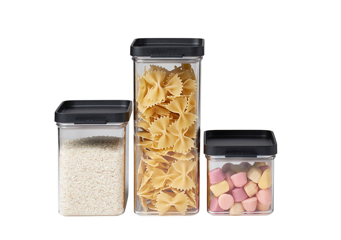Mepal Vorratsdosen-Set 3-tlg. OMNIA Drei transparente Vorratsdosen mit schwarzen Deckeln, gefüllt mit Reis, Nudeln und Süßigkeiten, aus frontaler Perspektive.