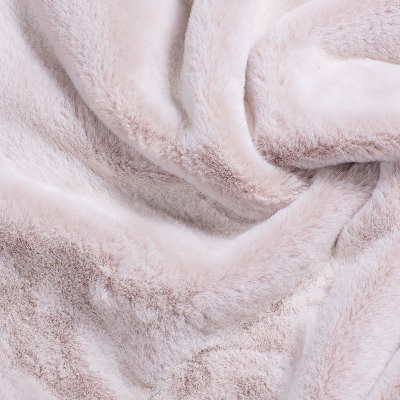 Nahaufnahme einer weichen, flauschigen Decke in hellem Beige, die in Falten gelegt ist.