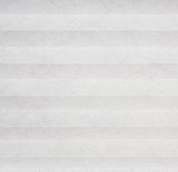 Nahaufnahme eines weißen, gefalteten Plissees in horizontaler Perspektive