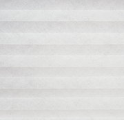 Nahaufnahme eines weißen, gefalteten Plissees in horizontaler Perspektive