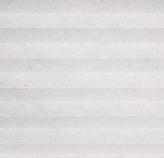 Nahaufnahme eines weißen, gefalteten Plissees in horizontaler Perspektive