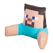 Minecraft Steve Plüschkissen in Sitzform mit Armlehnen, türkisfarbenem Shirt und pixeligem Gesicht, freigestellt auf weißem Hintergrund, schräg von vorne links fotografiert.